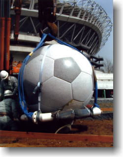 茨城県立カシマサッカースタジアム。真壁石で作られた巨大なサッカーボールのモニュメント。